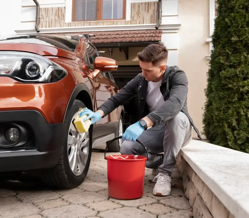 Lavage auto à domicile Cairon : professionnel intervenant sur un véhicule